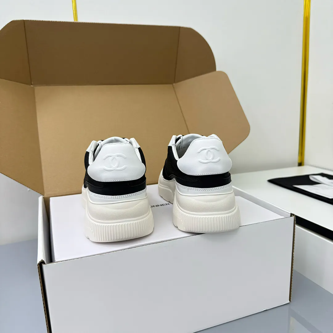👟👟Ex-factory price 620👟👟 Chanel bread shoes ~ original calfskin panda shoes Chanel 25C latest hot style panda black and white sports shoes casual sneakers Xiaoxiang hot item classic black and white panda color coco girls must pay Fabric: original custom mixed sheepskin lining: original imported breathable mesh lining outsole: Original molded rubber + TPU combination Size: Women's 35-41